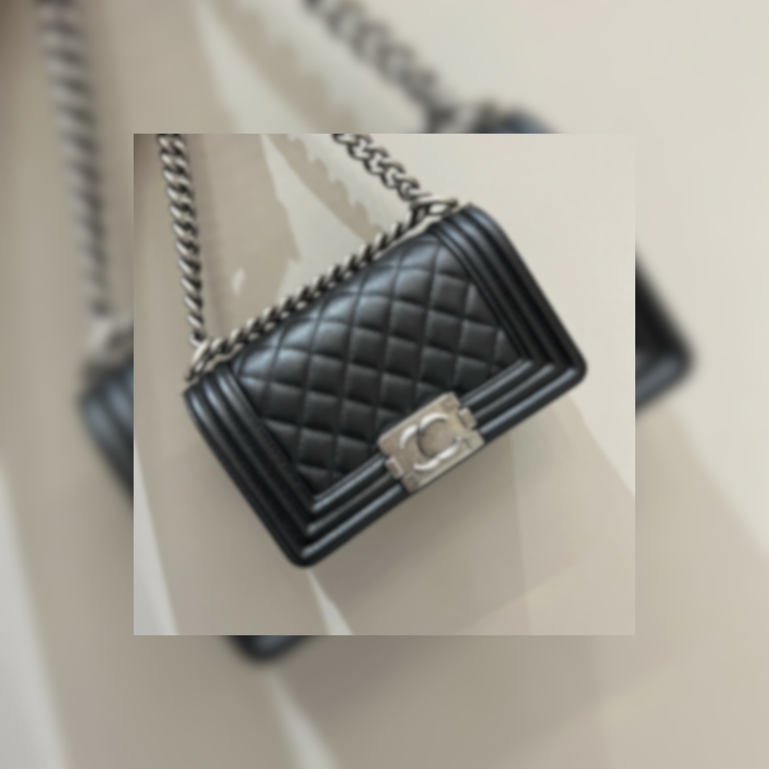 Clasp-Closure Shoulder Bag with Silver-Tone Hardware in Grained Calfskin, 20cm