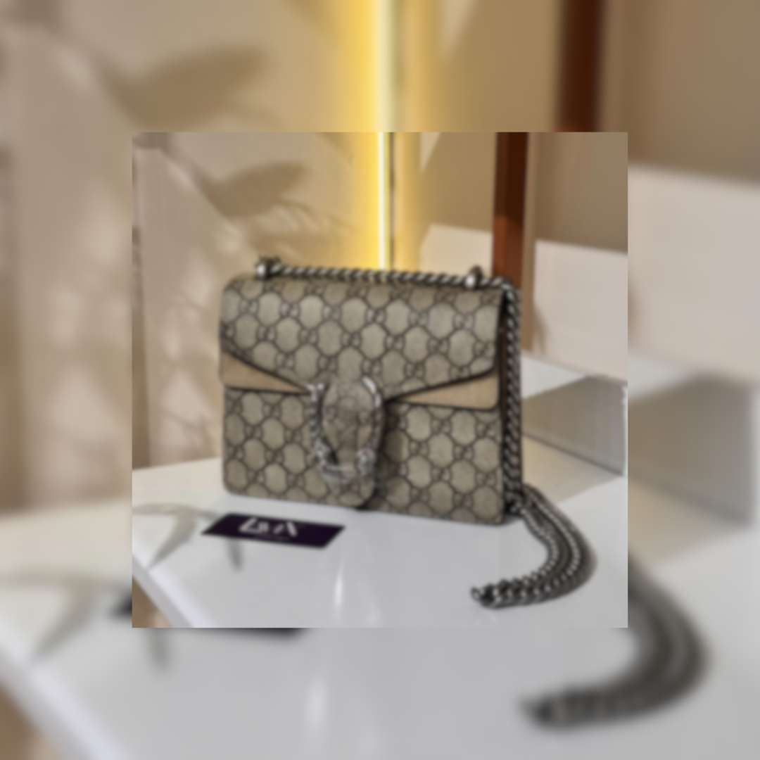 Compact Structured Shoulder Bag in Leather, 20cm