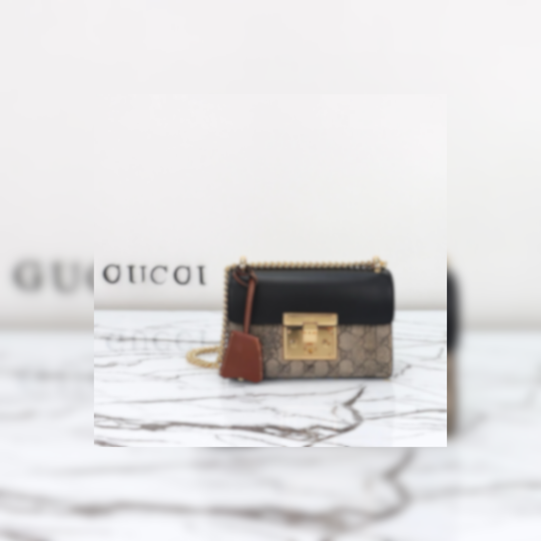 Mini Lock-Detail Shoulder Bag in Leather, 20cm
